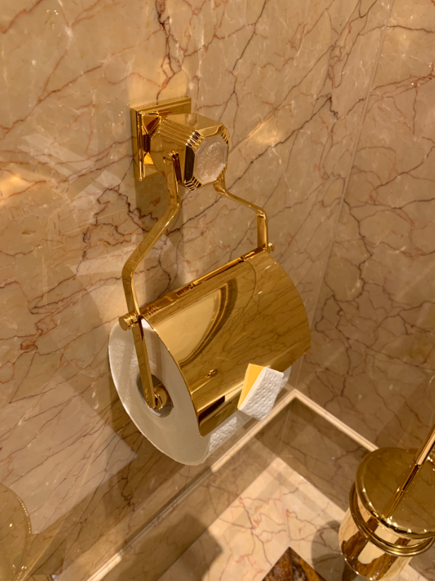 Басейни, вертолітні майданчики і позолота у туалеті: дивіться, як виглядають яхти Путіна